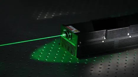 連続発振（CW）レーザー